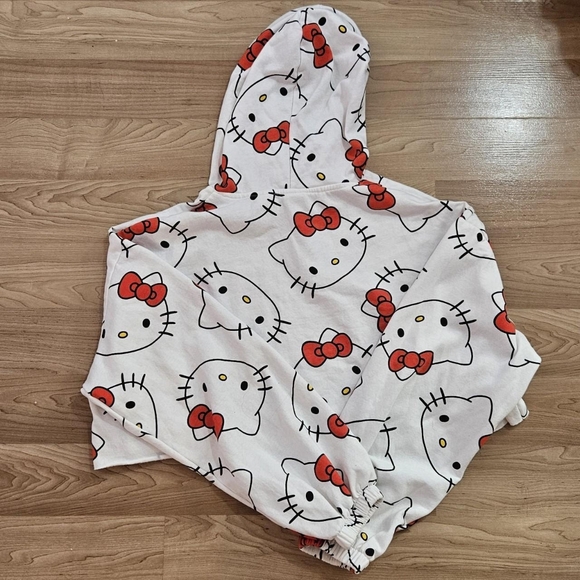 Hello Kitty Sweater - Picture 2 of 3